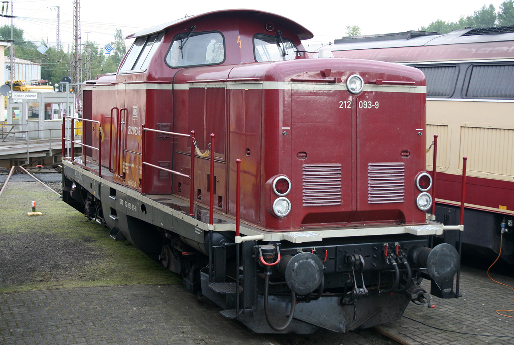 Die 212 093-9 steht auf dem Bw Osnabrck whrend des Jubilums zur Ausstellung am 19.09.2010