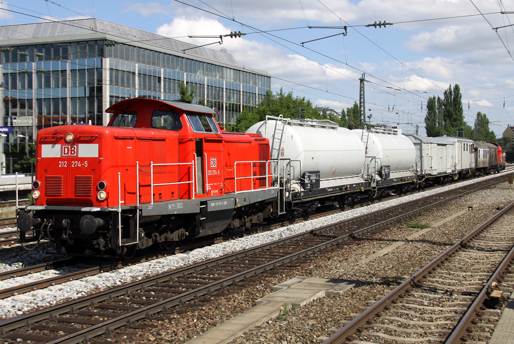 Die 212 274-5 zieht den DB Spritzzug durch Mnchen Heimeranplatz am 08.07.2012