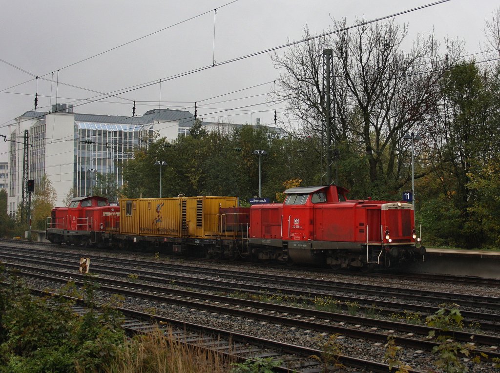 Die 212 298 und die 212 310 am 17.10.2010 mit einem Schienenputzzug bei der Durchfahrt am Heimeranplatz. (Mnchen)