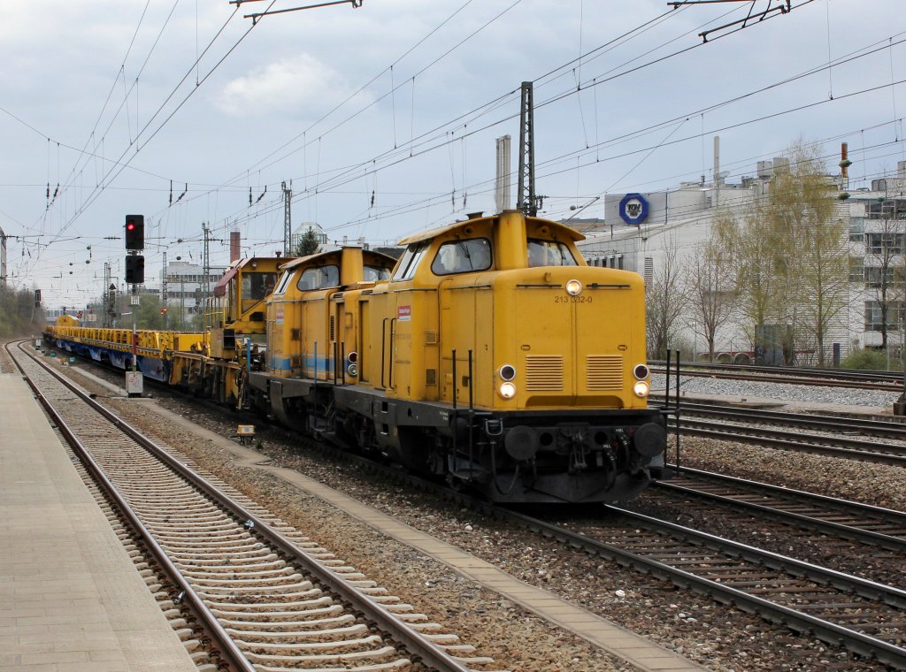 Die 213 332 und die 213 336 mit einem Bauzug am 08.04.2012 bei der Durchfahrt am Heimeranplatz (Mnchen).