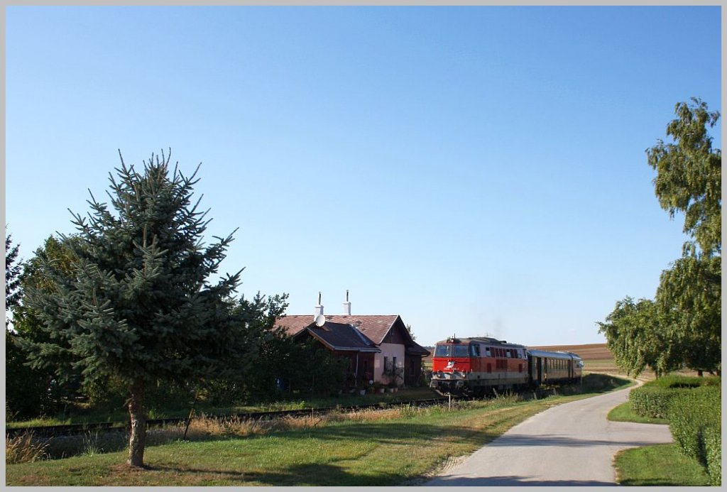 Die 2143 038 mit EZ 3799 bei der Durchfahrt im ehemaligen Bahnhof Naglern-Simonsfeld. 03.09.11