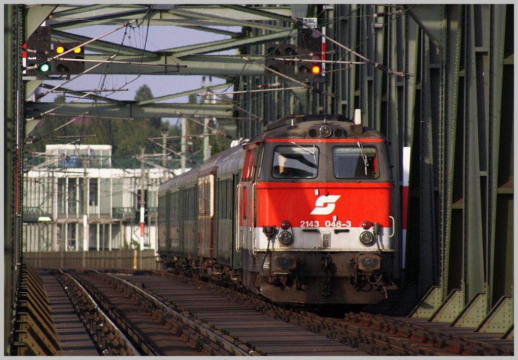 Die 2143 048 ist mit EZ 7399 auf der Fahrt von Ernstbrunn nach Wien Sdbf.(Ost). Donaubrcke Stammstrecke, 04.09.11