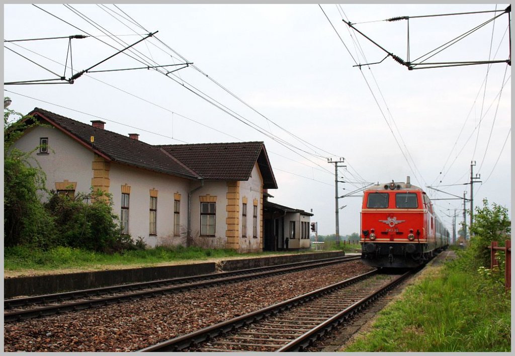 Die 2143 35 durchfhrt bei der Rckfahrt von Ernstbrunn nach Wien FJB die ehemalige Haltestelle Neuaigen-Stetteldorf, die 1996 aufgelassen wurde und noch dieses Jahr abgerissen werden soll. 01.05.11