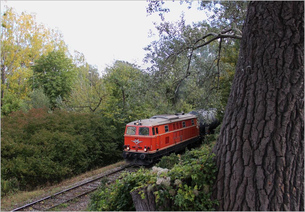 Die 2143 35 im Einsatz beim Lobauer lpendel, auf der Fahrt von Wien Frachtenbf. Lobau nach Wien Stadlau. 15.10.12