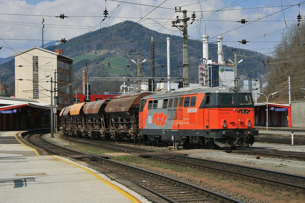 Die 2143005 von RTS fhrt als Nebenfahrt mit einem Schotterzug aus dem Bahnhof Bruck/Mur Richtung Pernegg aus. Das Bild entstand am 5.04.2009.
