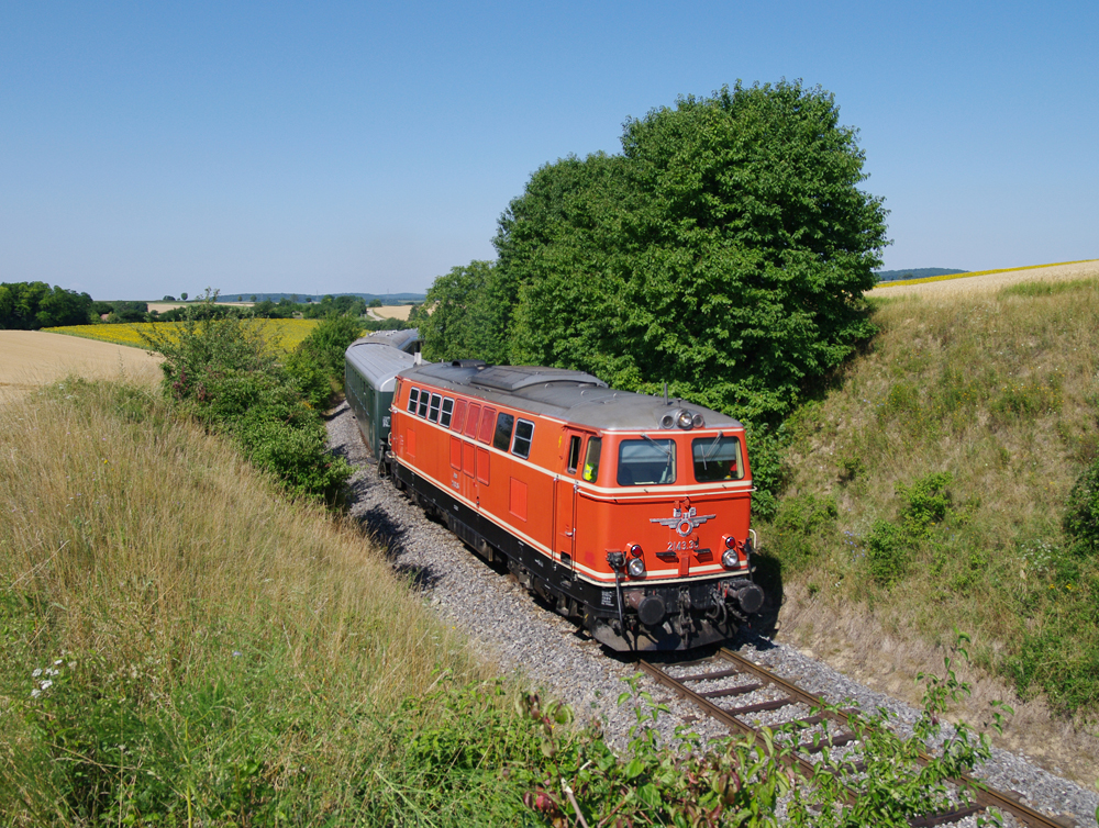 Die 2143.35 hat mit dem  EZ 7390 den Scheitelpunkt bei Hetzmannsdorf erreicht, und ist am 16.07. unterwegs weiter nach Ernstbrunn.