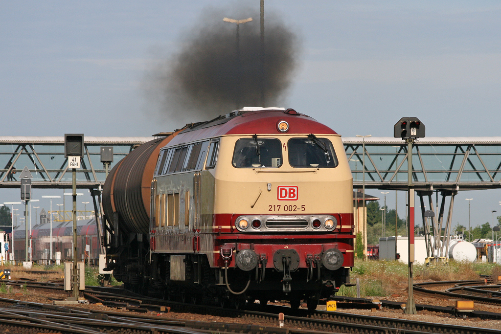 Die 217 002-5 in Mhldorf am 02,08,10