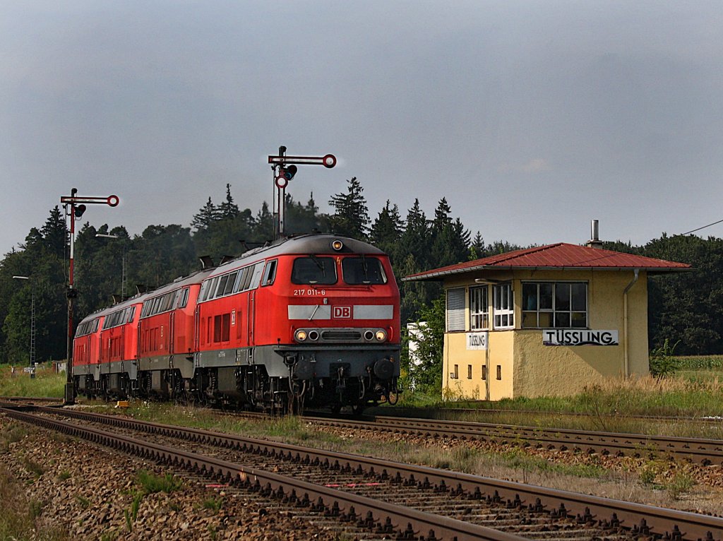 Die 217 011 und drei weitere am 25.08.2009 bei der Einfahrt in Tling. 
