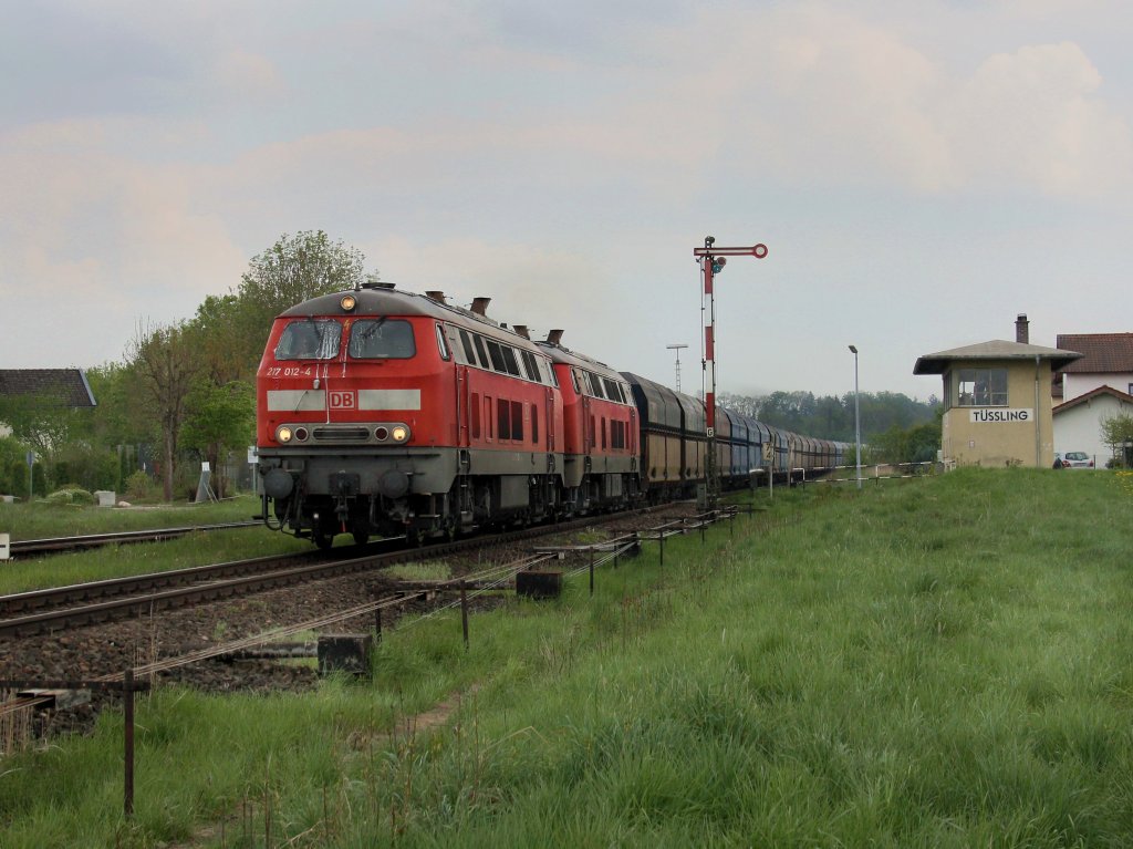 Die 217 012 und die 217 021 am 26.04.2011 mit einem PKP Kolezug bei der Durchfahrt in Tling. 
