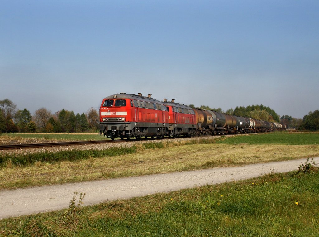 Die 217 012 und die 217 021 mit einem Kesselzug am 12.10.2010 unterwegs bei Heiligenstatt.