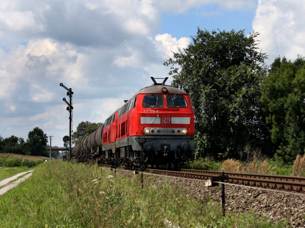 Die 217 015 und die 225 073 mit einem Kesselwagenzug am 09.08.2010 unterwegs bei Alttting.