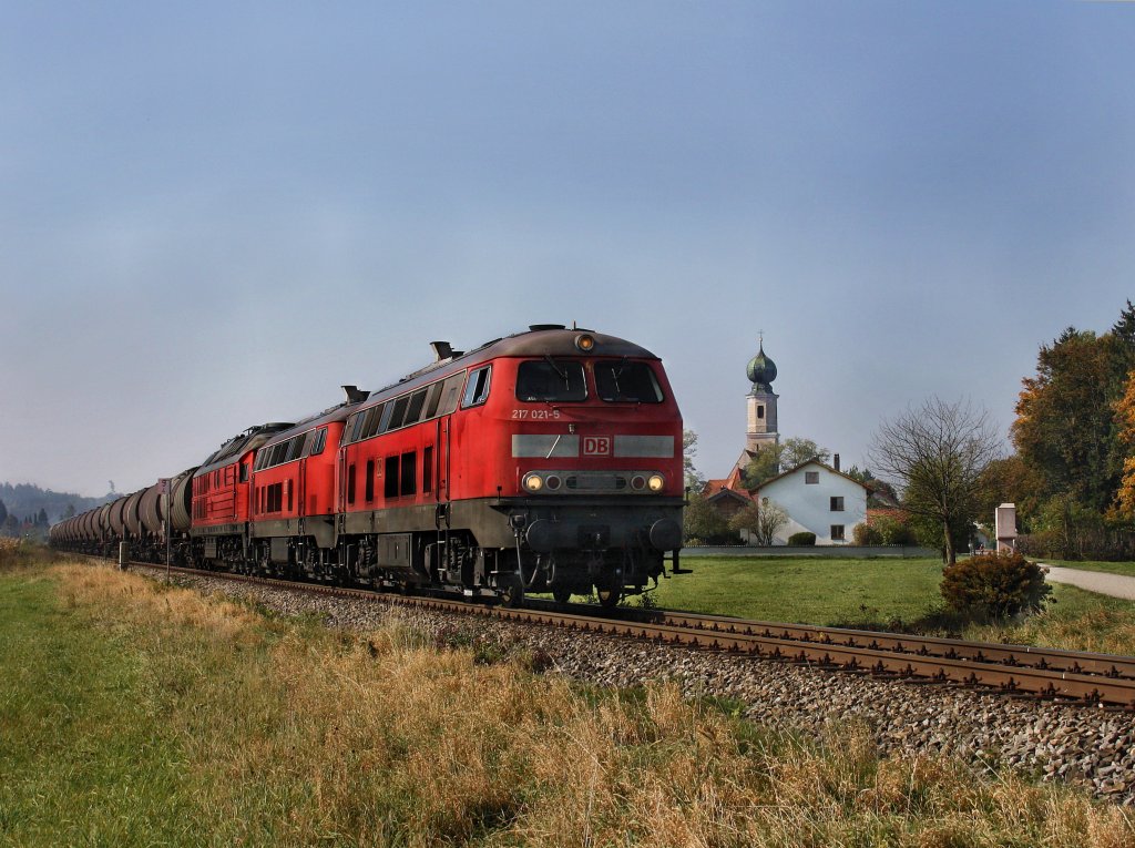 Die 217 021 mit der 217 012 und der 233 586 am 12.10.2010 mit einem Kesselwagenzug unterwegs bei Heiligenstatt. 