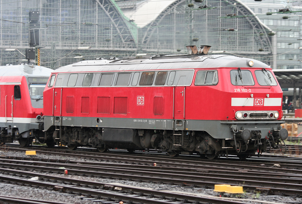 Die 218 102-2 zieht einen Flgelzug nach Glauburg Stockheim aus Frankfurt a.M. HBF am 17.08.2010