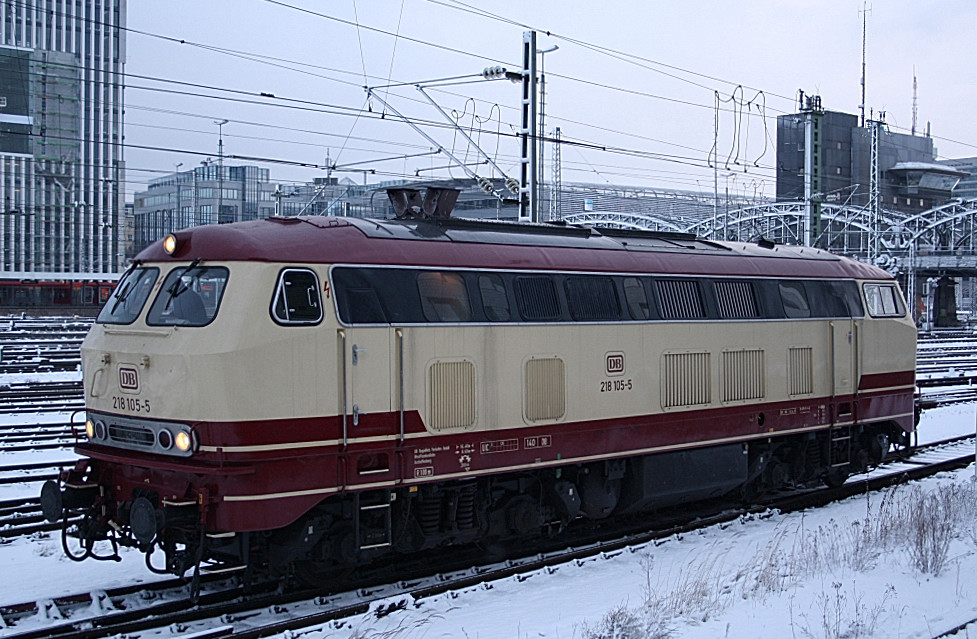 Die 218 105-5 an der Hackerbrcke in Mnchen am 09.12.2010