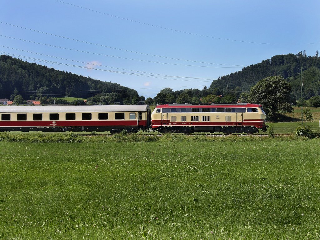 Die 218 105 am 01.08.2010 mit dem TEE als RB unterwegs bei Traundorf. 