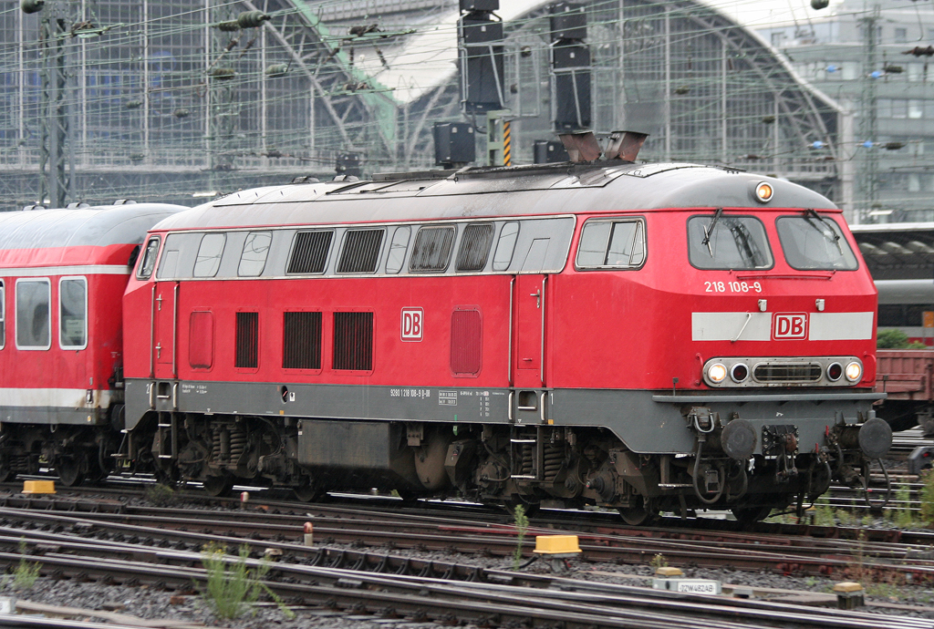 Die 218 108-9 zieht den Flgelzug aus Frankfurt a.M. HBF nach Glauburg Stockheim am 17.08.2010
