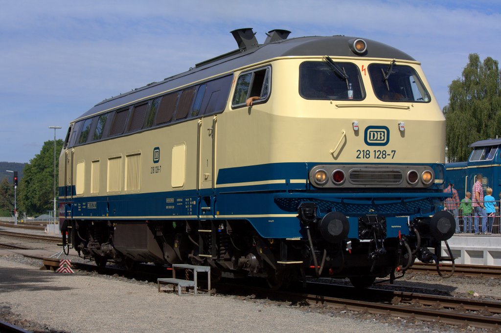 Die 218 128-7 am 02.09.2012 in Korbach.