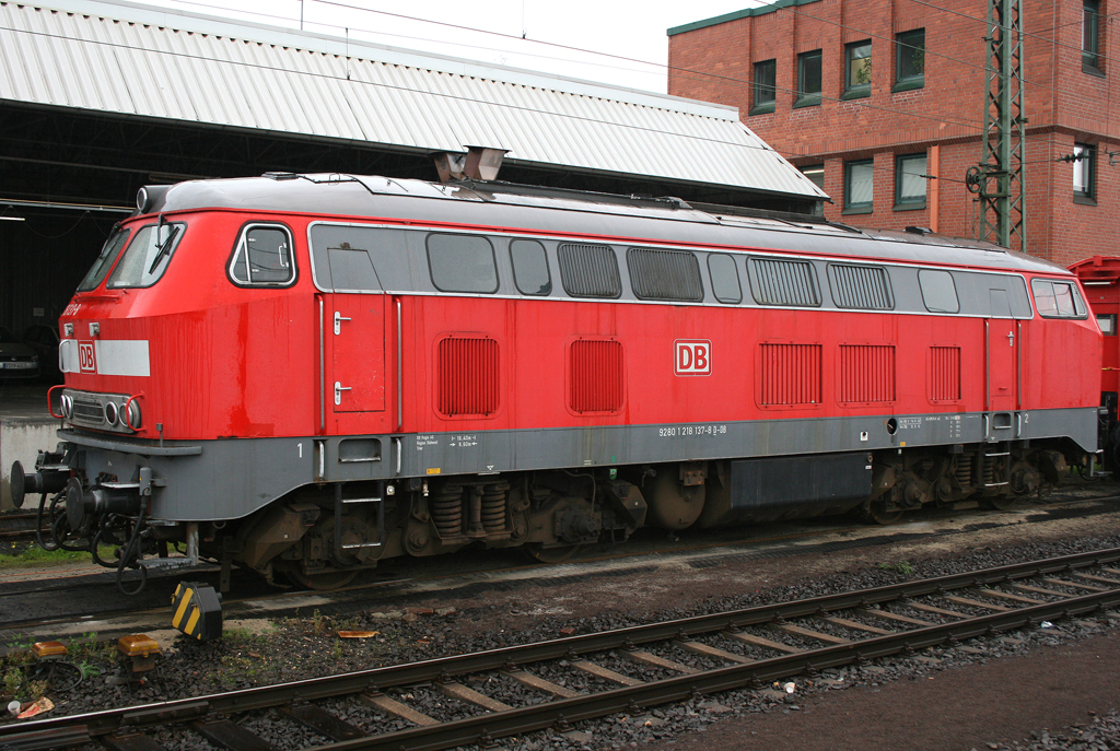 Die 218 137-8 steht am 17.10.2010 abgestellt in Koblenz HBF, die letzten �berbleibsel des RE12
