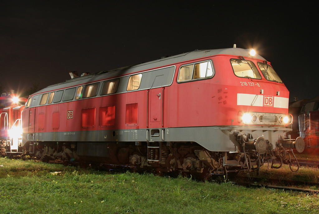 Die 218 137-8 steht mit der V60 vor der Drehscheibe vor dem DB Museum Koblenz Ltzel zur Nacht der langen Museen am 24.09.2011