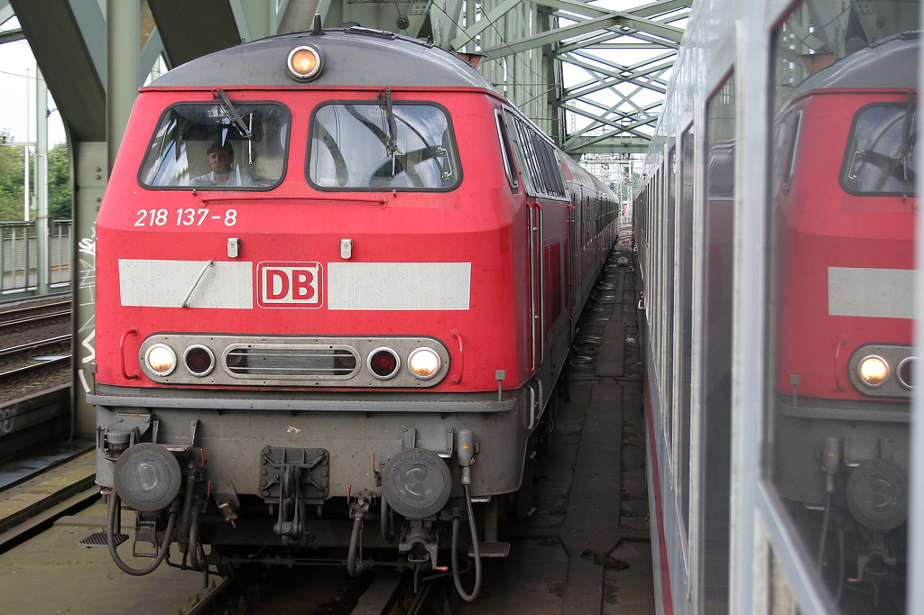Die 218 137-9 zieht den RE12 von Kln Messe/Deutz nach Trier ber die Hohenzollernbrcke am 18.07.2009 Aufgenommen aus einem IC