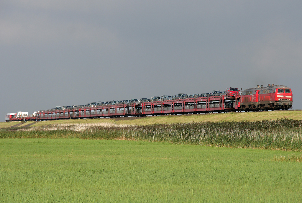 Die 218 139-2 in DT zieht den Syltshuttle von Niebll ber den Hindenburgdamm Richtung Westerland auf Sylt am 20.08.2011