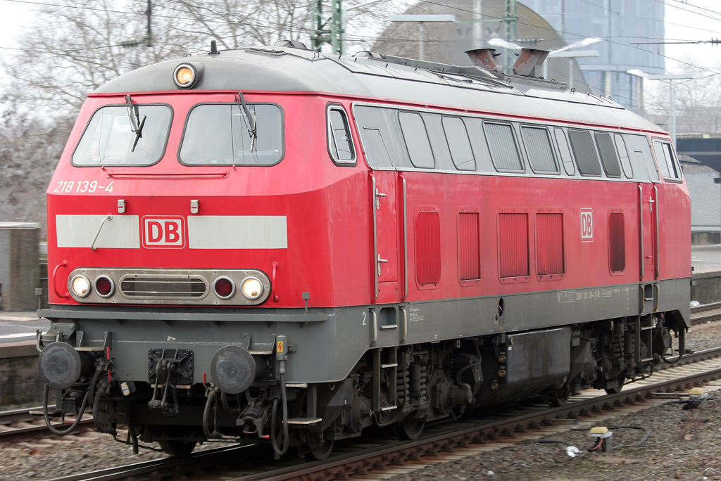 Die 218 139-4 kehrt Lz aus Oberhausen zurck und rangiert ins Deutzerfeld in Kln Messe/Deutz am 20.02.2011