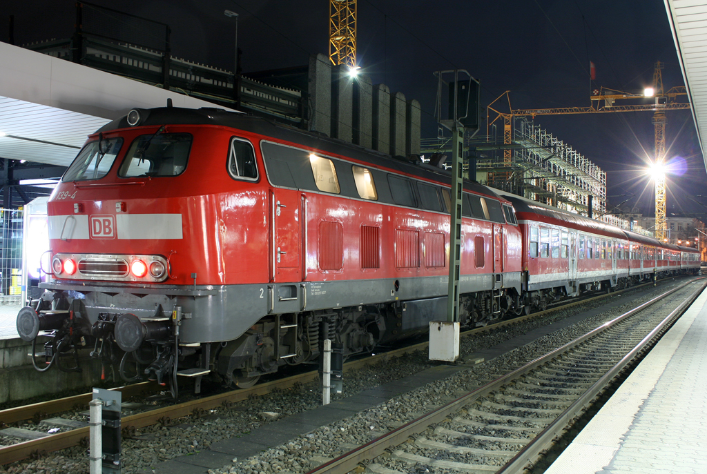 Die 218 139-4 schiebt den RB23 Verstrker ab Bonn HBF nach Rheinbach ber die Voreifelbahn am 14.01.2011