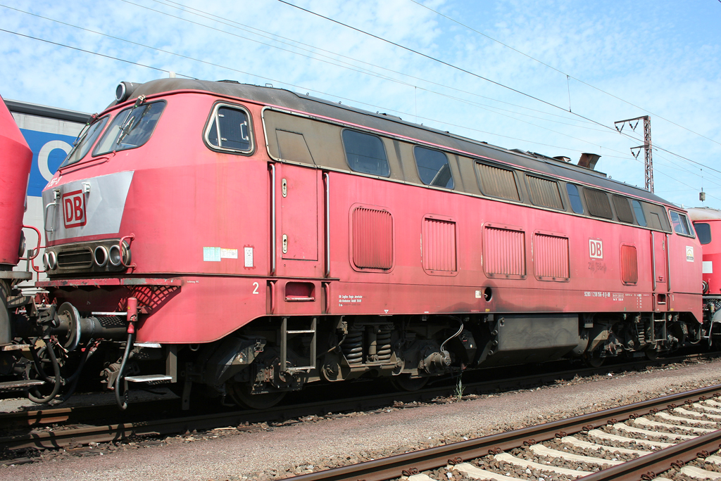 Die 218 156-8 in Orientrot steht abgestellt mit weiteren Kemptenern 218ern in Hamm Rbf am 06.06.2010 Foto von der Bschung aufgenommen