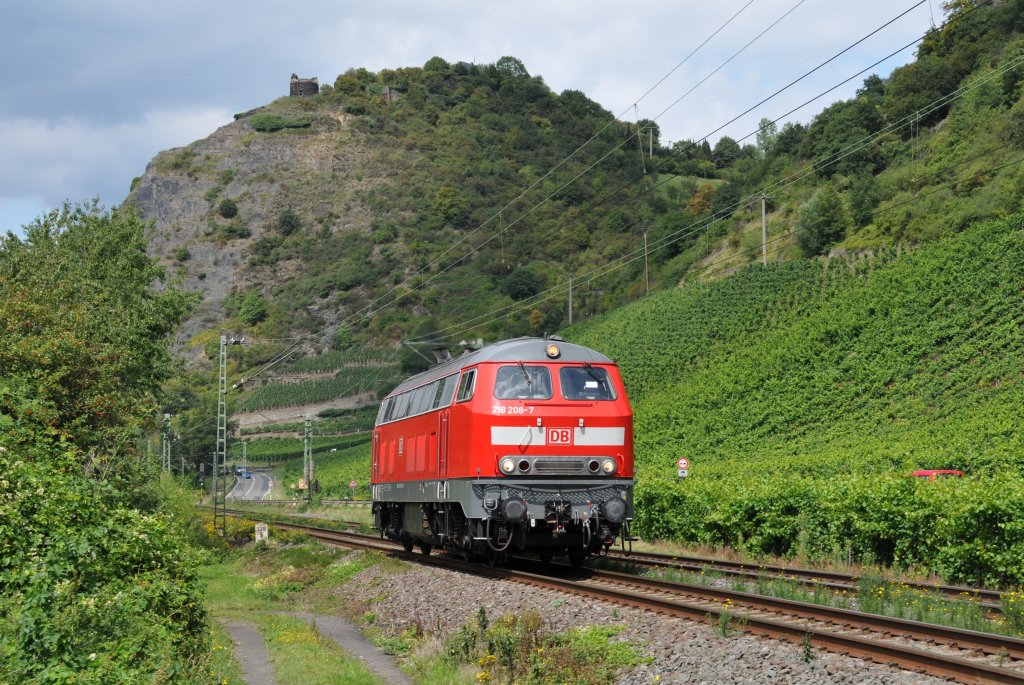 Die 218 208-7 raste am 20/08/2011 solo rechtsrheinisch in Richtung S�den, hier aufgenommen bei Leutesdorf. 