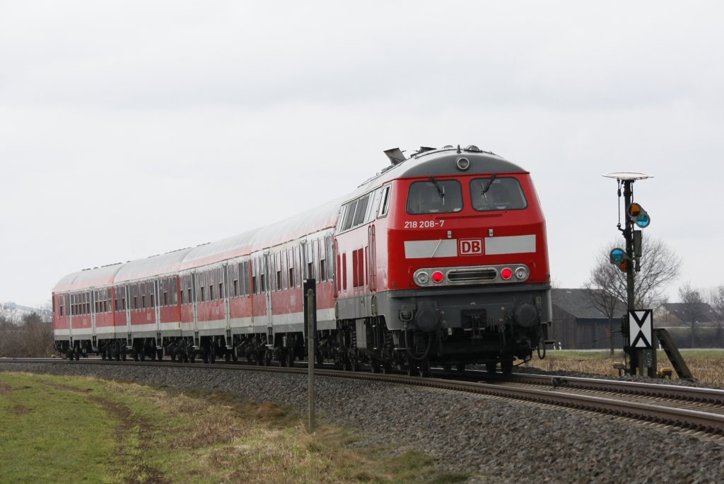 Die 218 208-7 schiebt die RB23 am 15.02.2011 in Kuchenheim ein.