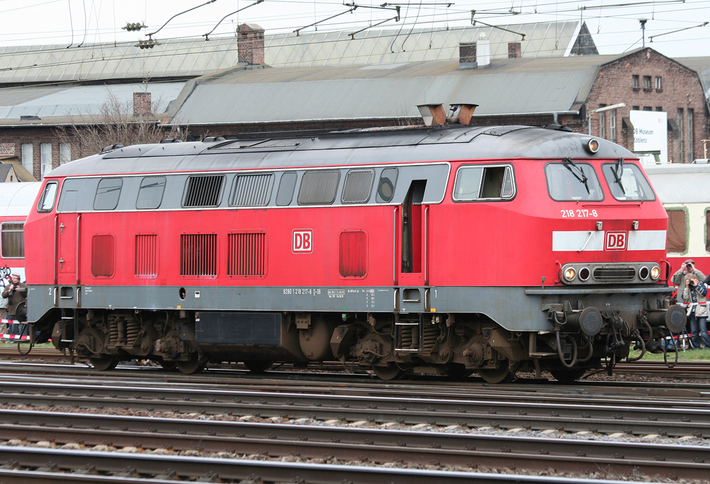 Die 218 217-8 dieselt whrend der Lokparade anlsslich des 175 Jahre Eisenbahn Jubilums durch Koblenz Ltzel am 03.04.2010
