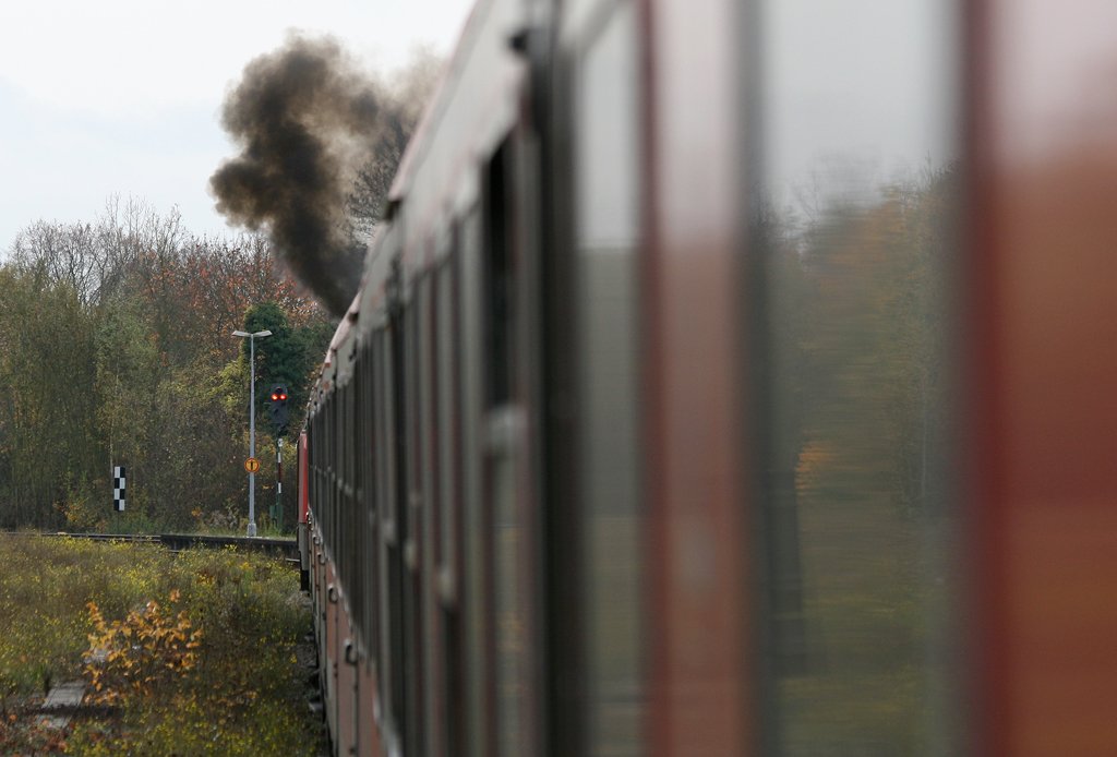 Die 218 217-8 mal wieder live auf dem RE12 nach K�ln Messe/Deutz, aufgenommen bei Vollstoff in Erftstadt am 01.11.2009
