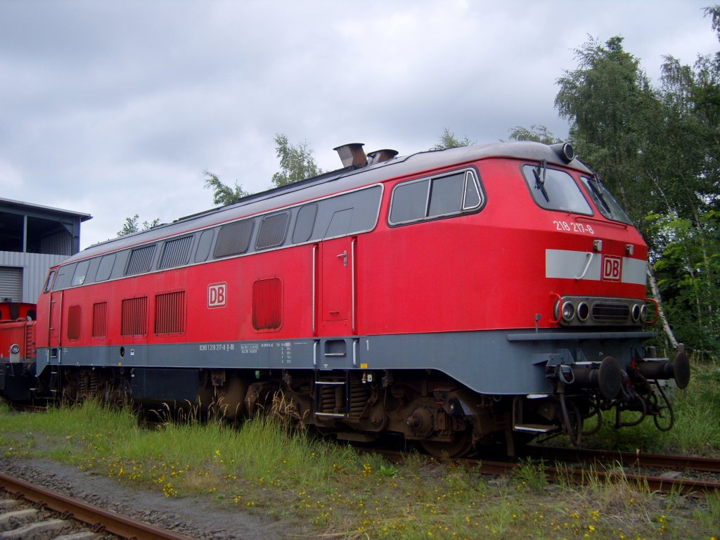 Die 218 217-8 steht schon seit geraumer Zeit in Gremberg und ich vermute sie wartet auf eine neue HU, da die 218 217 zum DB Museum angeh�rt.
Wer besseres wei� kann sich ruhig melden.
Das Foto entstand von einem �ffentlichen Ort.