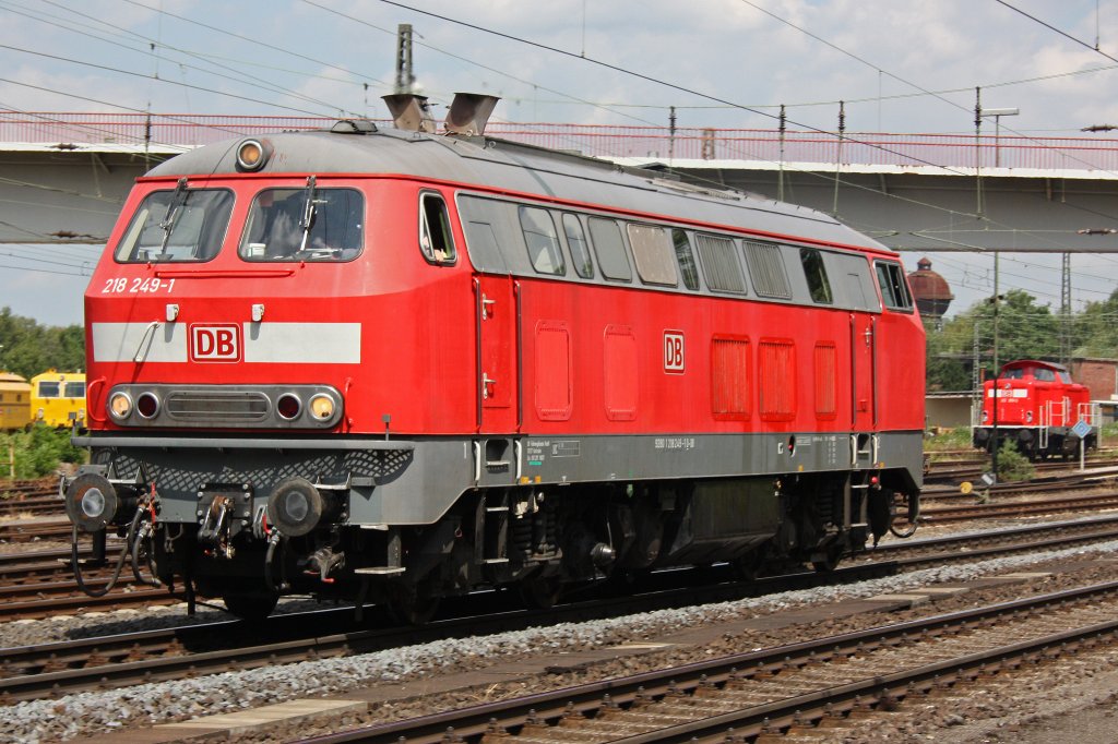 Die 218 249 der DB Services am 14.7.10 in Duisburg-Entenfang
Im Hintergrund sieht man noch die 212 265 der DB Services