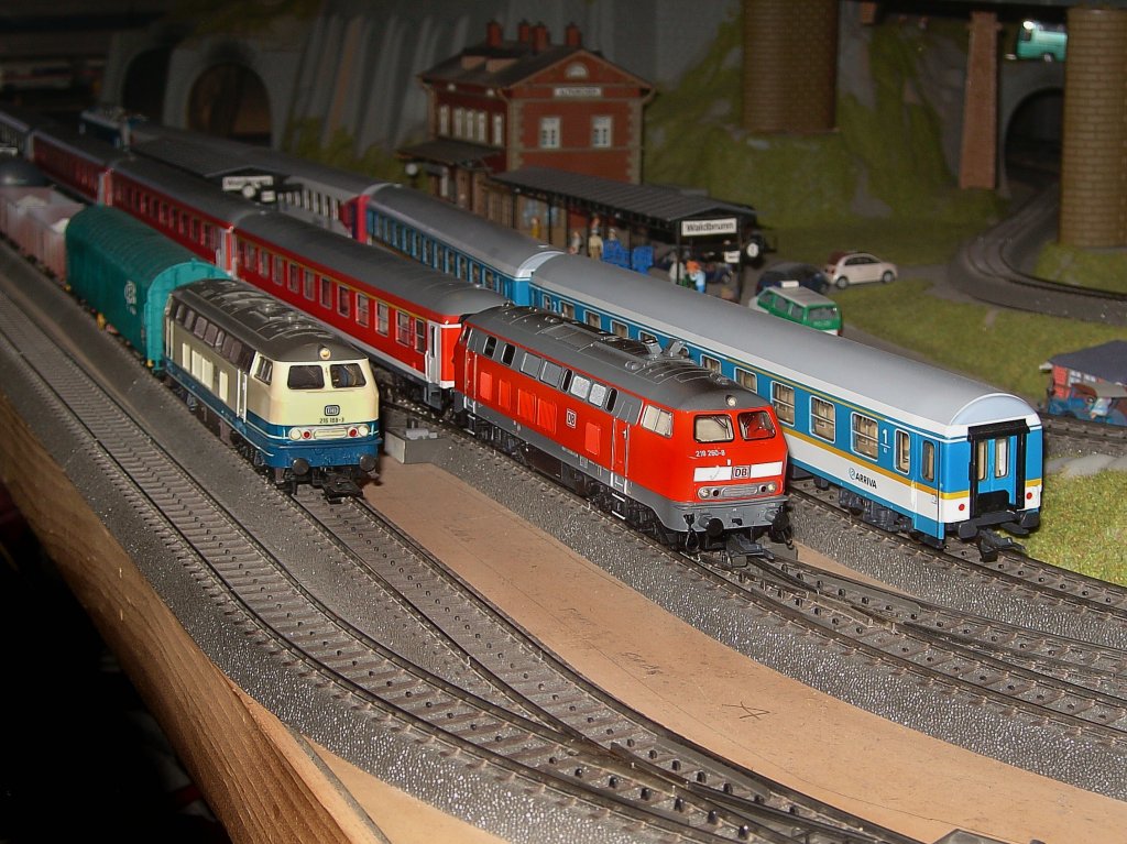 Die 218 260 mit dem Prager bei der Ausfahrt aus dem Bahnhof wehrend die 216 188 mit ihrem Gterzug auf die Ausfahrt wartet. 