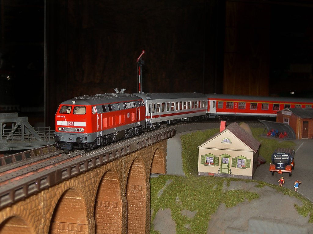 Die 218 260 mit dem Prager unterwegs auf der Gebirgsbahn. 
