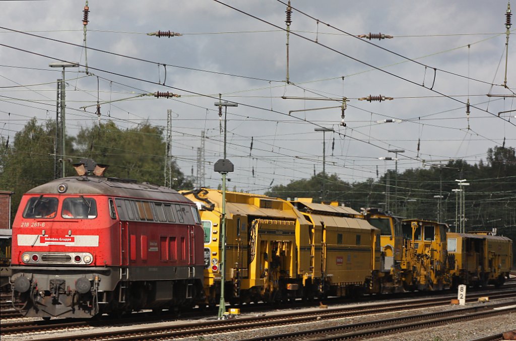 Die 218 261 der DBG/Bahnbaugruppe verlsst am 7.10.11 mit einer GSM,zwei SSP und einer weiteren GSM Duisburg-Entenfang.