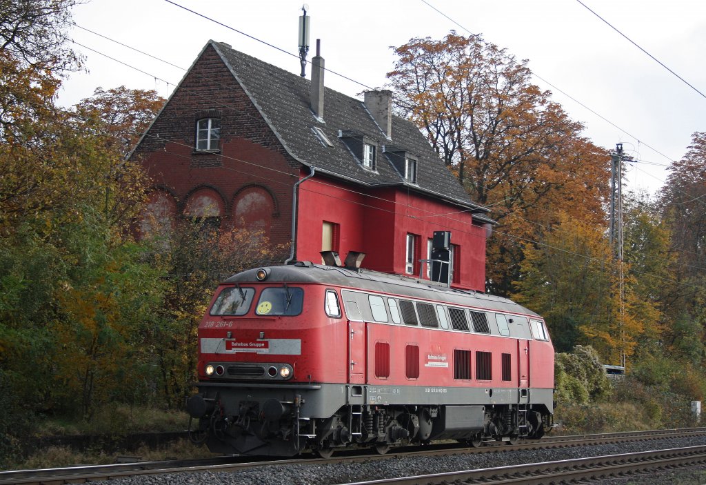 Die 218 261 der DBG/Bahnbaugruppe,welche an diesem Tag mit einem lachenden Smiley ausgestattet war,hat ihr Ziel Duisburg-Wedau fast erreicht und fhrt hier durch Ratingen-Lintorf.Aufgenommen am 31.10.11.
Gru an den Tf!