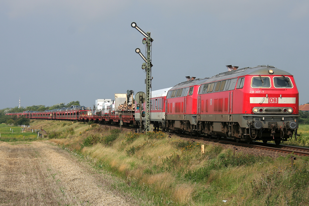 Die 218 307-7 zieht in DT einen Syltshuttle von Westerland auf Sylt durch Keitum Richtung Niebll am 20.08.2011