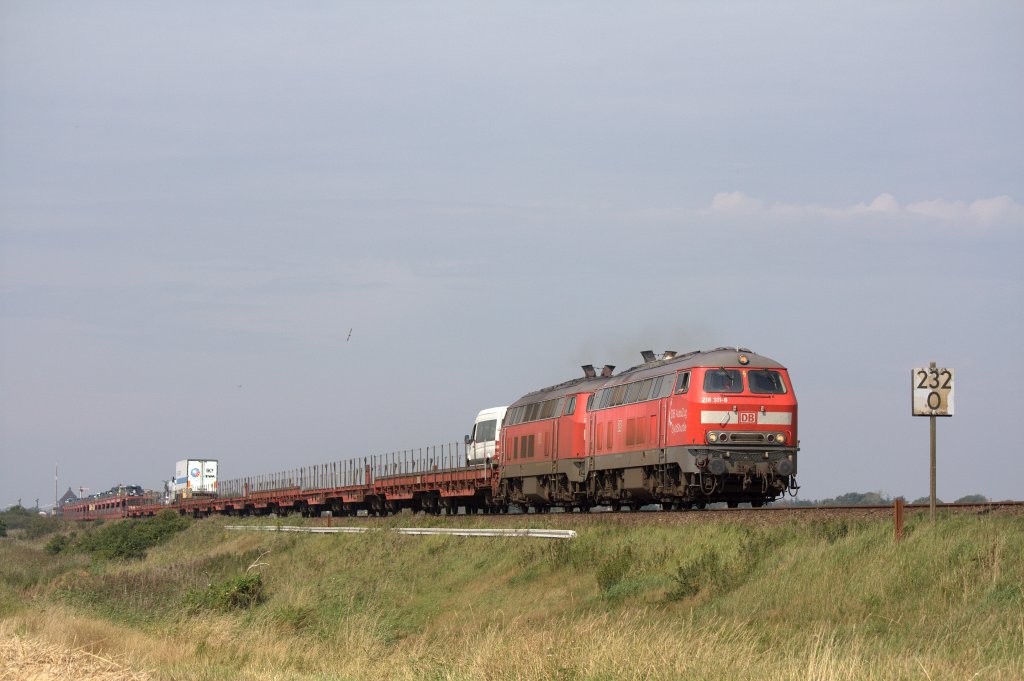 Die 218 311-9 fuhr am 21.08.2011 ber Sylt, am Km 232.