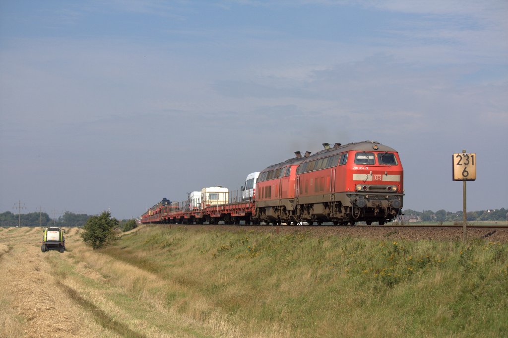Die 218 314-3 fuhr am 21.08.2011 ber Sylt, hier am Km 231,6.