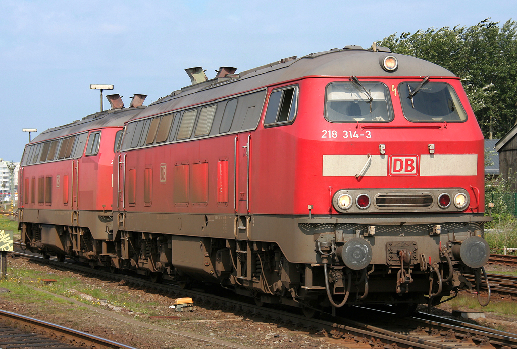 Die 218 314-3 rangiert Lz und in DT in Westerland auf Sylt am 20.08.2011