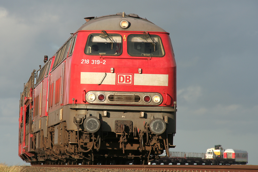 Die 218 319-2 zieht in DT den Syltshuttle in Doppeltraktion von Niebll ber den Hindenburgdamm nach Westerland auf Sylt am 19.08.2011