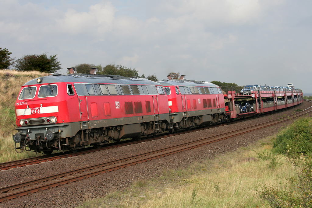 Die 218 322-6 zieht in DT einen Autozug von Niebll durch Mosrum Richtung Westerland auf Sylt am 20.08.2011