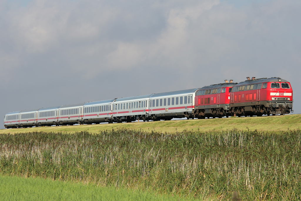 Die 218 341-5 zieht in DT einen IC von Niebll ber den Hindenburgdamm Richtung Westerland auf Sylt am 20.08.2011