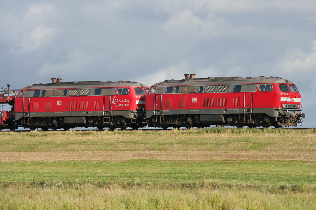 Die 218 342-4 und 218 372-5 ziehen den Syltshuttle in Doppeltraktion von Nieb�ll �ber den Hindenburgdamm nach Westerland auf Sylt am 19.08.2011