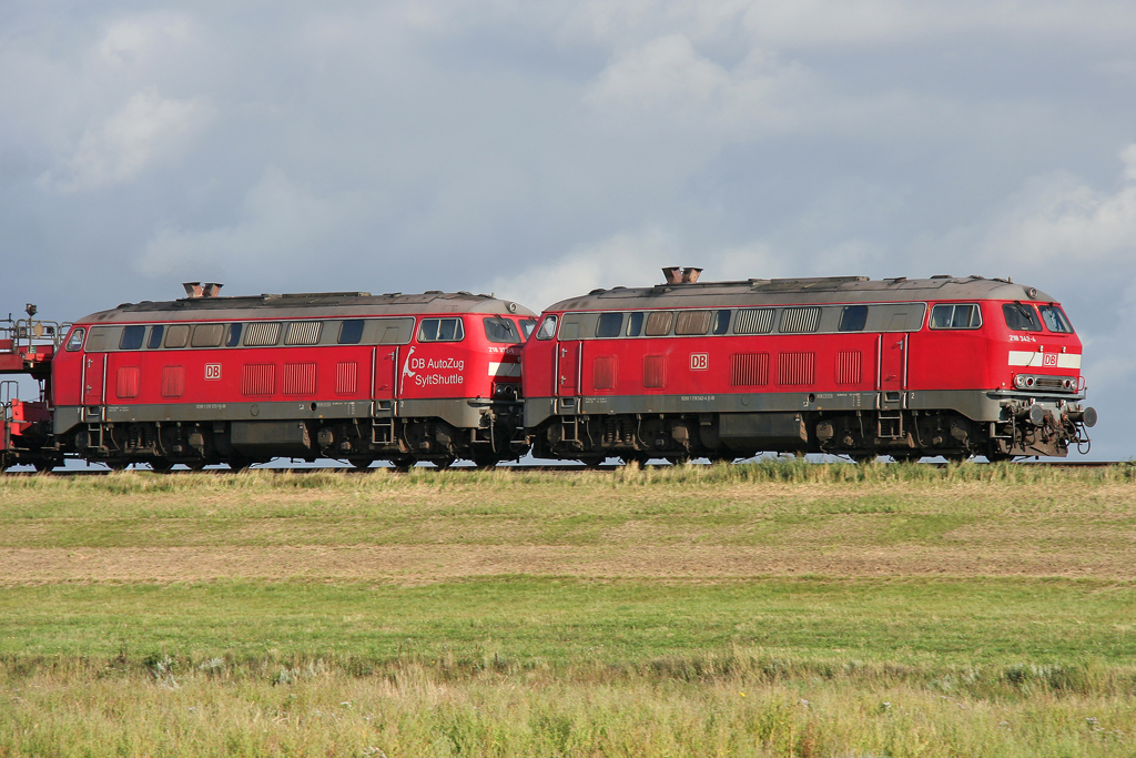 Die 218 342-4 und 218 372-5 ziehen den Syltshuttle in Doppeltraktion von Niebll ber den Hindenburgdamm nach Westerland auf Sylt am 19.08.2011