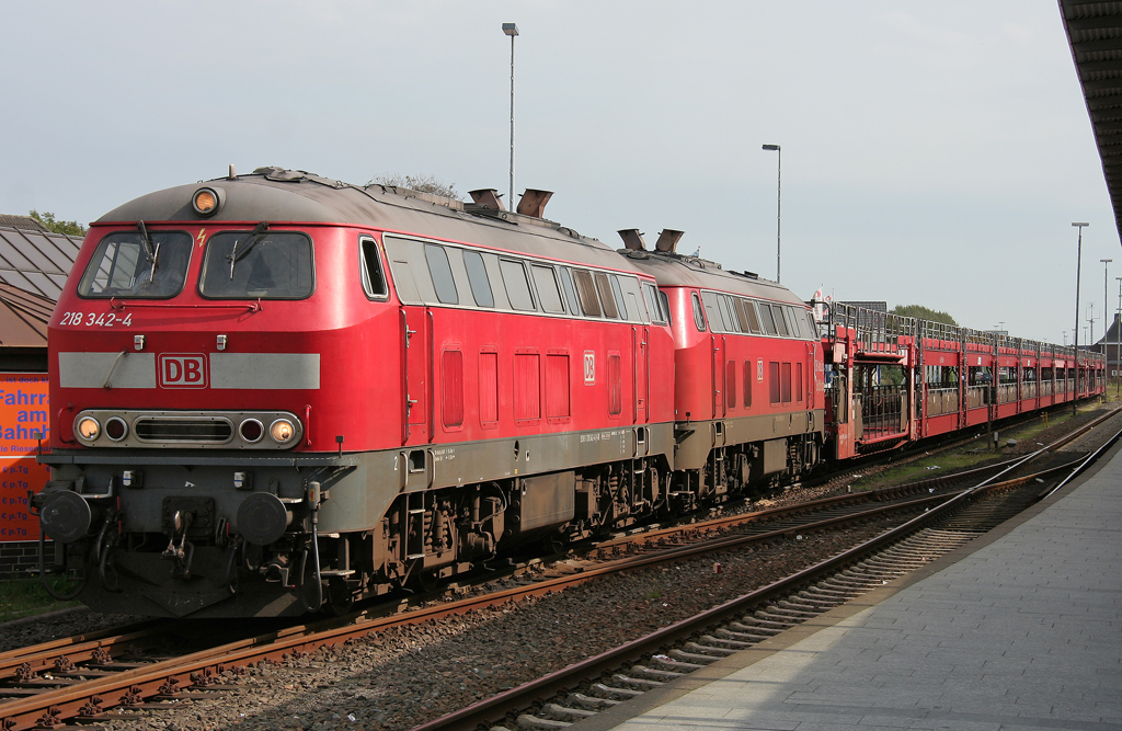 Die 218 342-4 stehen in DT mit einem geendeten Syltshuttle aus Niebll in Westerland auf Sylt am 21.08.2011