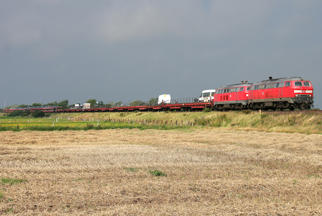 Die 218 345-7 zieht in DT einen Syltshuttle von Westerland auf Sylt zwischen Keitum und Morsum Richtung Niebll am 20.08.2011