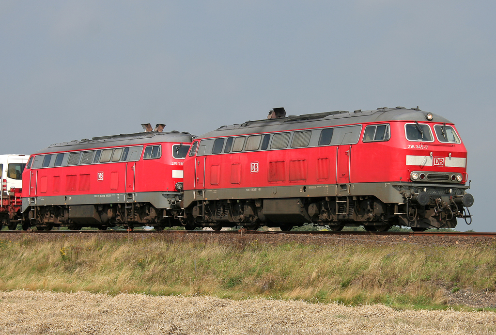 Die 218 345-7 zieht in DT einen Syltshuttle von Westerland auf Sylt zwischen Keitum und Morsum Richtung Niebll am 20.08.2011